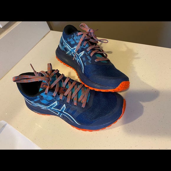 Women size 7.5 - Picture 1 of 5